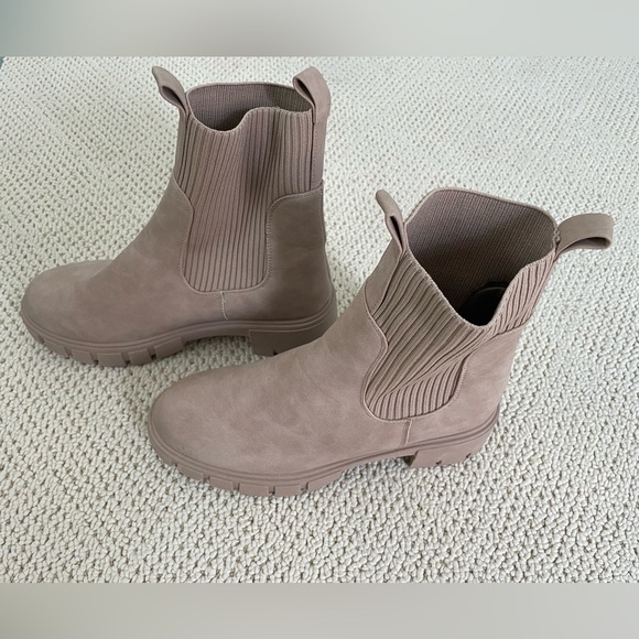 Qupid brand Beige Chunky Lug Sole Platform Elastic Sock Ankle Boots. Size 8 - Picture 9 of 15